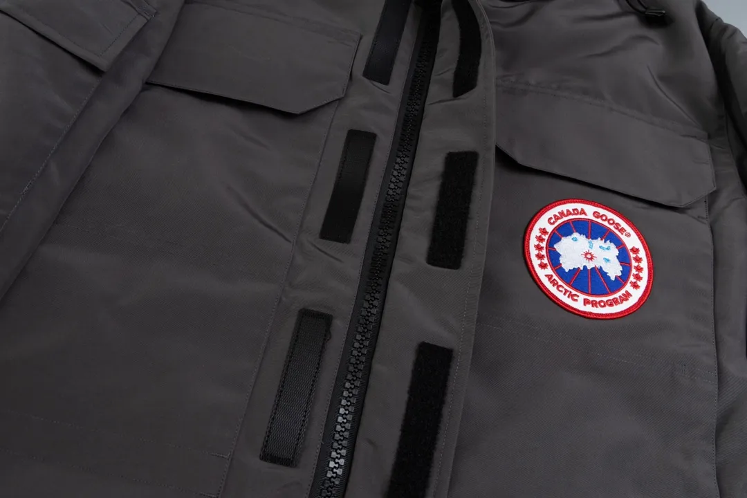 P820 (Top wolf fur version delivery handbag) Canada Goose Canada Goose #Expedition expedition parka classic down jacket ➖ Imported 21-count polyester-cotton blended original fabric [last year’s 16-count/18-count hard fabrics have been completely eliminated, this year all use 21-count genuine synchronous fabrics, the soft mid-band feels delicate and textured], genuine synchronous Feather-Light 10D waterproof coated fabric, made of 84.5% polyester fiber and 15.5% cotton, 100% the best feel in the entire network! ➖ The genuine official website uses the national standard 80 white duck down, and will never be misled by false claims such as 90 down or goose down! ➖ Using the best nylon lining with double double-layer sealing design, velvet-proof No. 7 needle + grid-filled down ready-made garments, there is 100% no so-called velvet running! ➖ The cuffs are designed with thickened seamless threads, and the collar and pockets are lined with top-quality polar fleece to keep you warm and comfortable! ➖ Yoshida YKK provides original custom-made electroplated sliders. YKK two-way lockable zippers are tight and smooth and will not peel off paint! ➖ 3M composite guarantees that the Velcro is the same as the original, durable, and all accessories and hardware are custom-made! ➖ The imported Behringer embroidery machine customizes the 10,000-needle embroidery logo, and 98% of the replicas restore the original logo. ➖ ​​The fur collars are all made of large pieces of Western Canadian blue wolf leather, ensuring that each fur collar is 13-15cm wide!